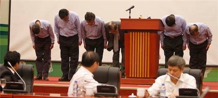 Ban lãnh đạo Formosa Hà Tĩnh cúi đầu xin lỗi. Ảnh: Võ Thành.