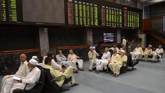 Một trung tâm giao dịch môi giới chứng khoán tại Karachi-Pakistan.