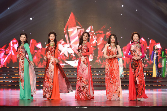 Các người đẹp thi trang phục áo dài tại chung khảo Hoa hậu Việt Nam 2016 khu vực phía Nam. Ảnh: LÝ VÕ PHÚ HƯNG