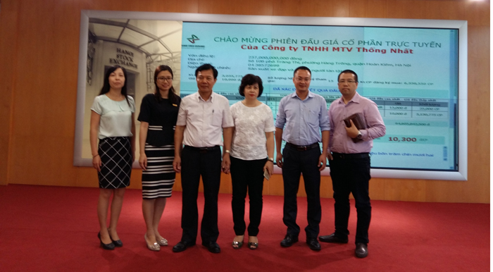 NĐT đứng đầu hàng từ phía bên trái đã mua 2,8 triệu cổ phần Thống nhất