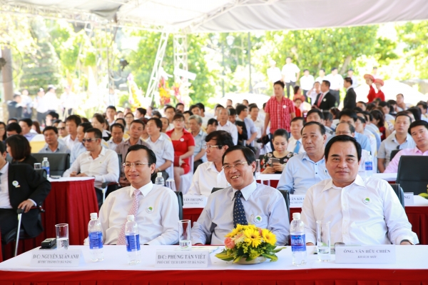 Ông Nguyễn Xuân Anh (bìa trái), Bí thư Thành ủy TP.Đà Nẵng, ông Phùng Tấn Viết (giữa), Phó Chủ tịch UBND TP.Đà Nẵng