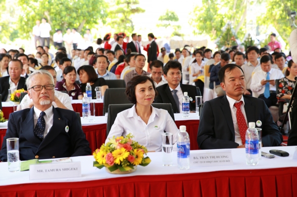 Bà Trần Thị Hương (giữa), Chủ tịch Hội đồng quản trị DHC Suối Đôi