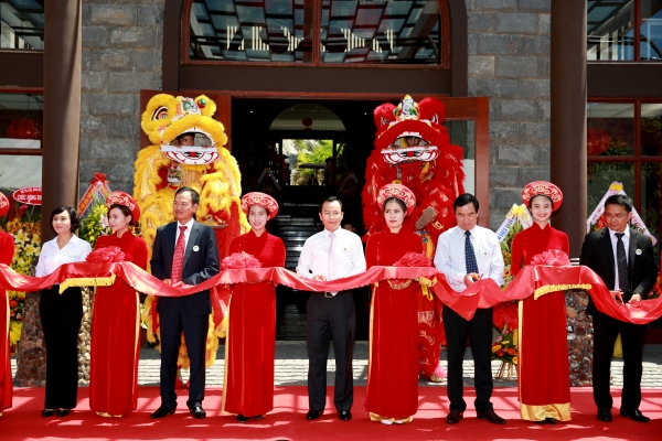 Lãnh đạo TP.Đà Nẵng và chủ đầu tư cắt băng khai trương Công viên Suối khoáng nóng Núi Thần Tài