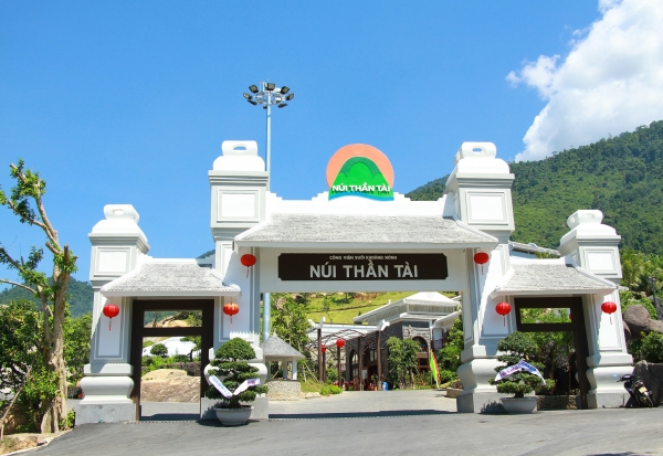 Công viên suối khoáng nóng Núi Thần Tài tọa lạc tại thôn Phú Túc, xã Hòa Phú, huyện Hòa Vang, Đà Nẵng