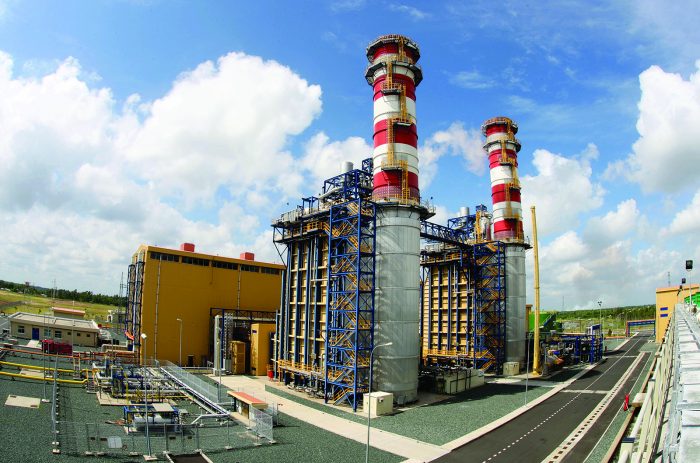 Nhà máy điện Cà Mau 1 và Cà Mau 2 thuộc cụm công nghiệp khí-điện-đạm Cà Mau có tổng công suất 1.500 MW đã khánh thành và đi vào hoạt động ngày 27/12/2008 với tổng kinh phí đầu tư hơn 860 triệu USD .Đến nay, hai nhà máy đã được giao cho Công ty Điện lực Cà Mau quản lý, vận hành và sản xuất khoảng 25 triệu Kwh/ngày hòa vào lưới điện quốc gia. Trong ảnh: Nhà máy điện Cà Mau 2. Ảnh: Quang Nhựt - TTXVN