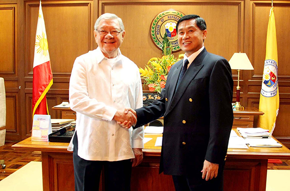 Ông Sonny Belmonte – Chủ tịch Hạ viện Philippines thông qua Nghị quyết vinh danh doanh nhân Johnathan Hạnh Nguyễn vì những đóng góp của ông trong việc thắt chặt quan hệ ngoại giao VN – Philippines.