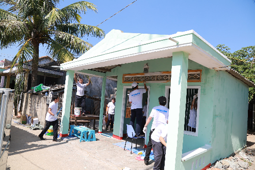 Công ty sơn sửa nhà cho người dân địa phương.