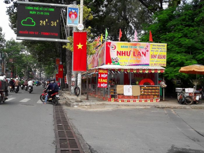 Bánh trung thu được khuyến mãi trước rằm tháng 8.