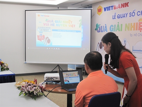 Đại diện khách hàng tiến hành quay số bằng phần mềm điện tử của VietBank