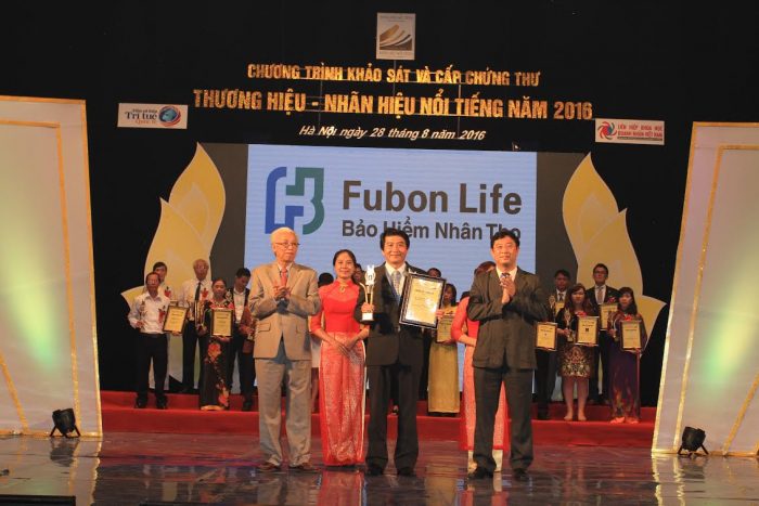 Ông Anton Chang, Tổng Giám đốc Fubon Life Việt Nam nhận giải tại buổi lễ.