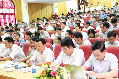Đại diện các doanh nghiệp trên địa bàn tỉnh Hà Tĩnh tại buổi đối thoại với chủ tịch Đặng Quốc Khánh. Ảnh: Đ.H