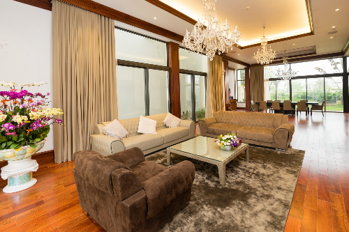 Khung cửa kính trong suốt cho phép mở rộng tầm nhìn, chống ồn, bụi, cản nhiệt, đảm bảo an toàn cho ngôi nhà.