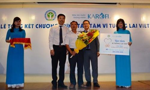 Đại diện UBND xã Nhân Chính lên nhận 40 máy lọc nước từ Ban tổ chức