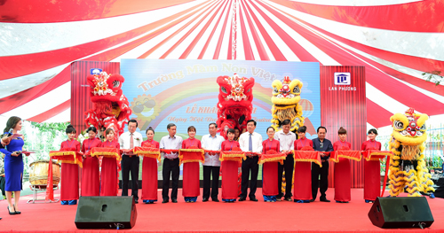 Đại biểu cắt băng khánh thành.
