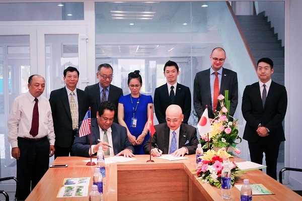 Ông Nguyễn Minh Hiếu và Mr. Takayoshi Oshima tại buổi lễ ký kết