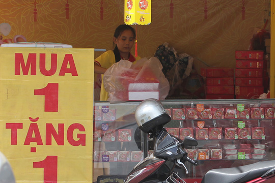 Các cửa hàng, đại lý bánh trung thu ở TP HCM đang thi nhau giảm giá và tung ra nhiều chiêu khuyến mãi như “Mua 1 tặng 1”, “Mua 1 tặng 2” ...