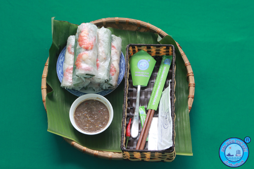 Gỏi cuốn chấm mắm nêm tỏi ớt.