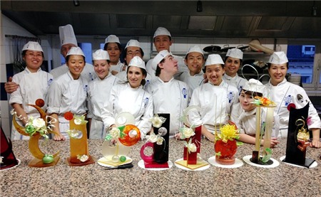 Sau khi không còn là chủ Thu Huong Bakery chị đã học tại trường dạy làm bánh rất nổi tiếng ở Pháp là Le Cordon Blue (ảnh ngoài cùng bên phải).