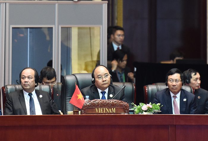Thủ tướng Nguyễn Xuân Phúc và Phó Thủ tướng Phạm Bình Minh dự lễ khai mạc Hội nghị Cấp cao ASEAN lần thứ 28-29. Ảnh VGP