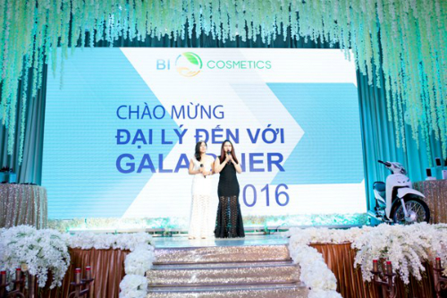 Chủ tịch hội đồng quản trị và giám đốc Marketing khai mạc lễ Event.
