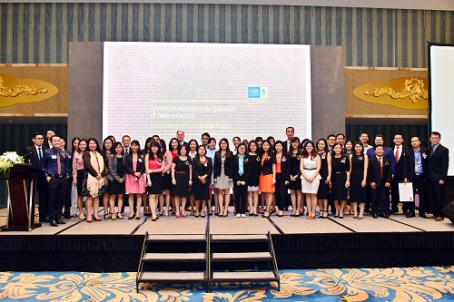 Các tân hội viên và hội viên cao cấp CPA Australia tại lễ trao chứng chỉ 2016 tại TP.HCM.