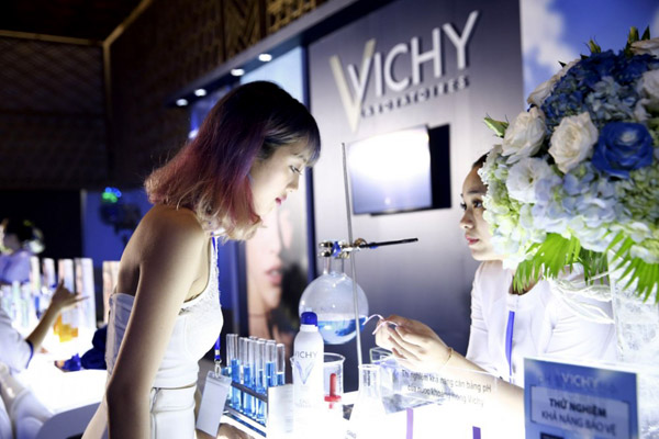 Nhân viên của Vichy tư vấn cách chăm sóc da cho khách hàng
