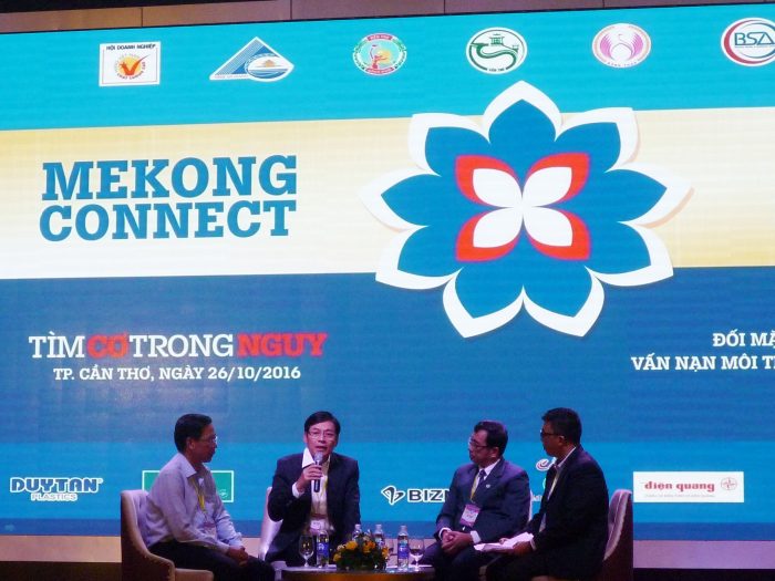 Các diễn giả tham gia thảoluận tại phiên toàn thể. Ảnh: Văn Ca