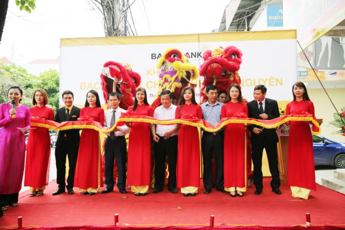 Đại diện Ngân hàng nhà nước, đại diện Ban điều hành BAC A BANK cùng lãnh đạo chi nhánh cùng cắt băng khai trương chi nhánh Thái Nguyên