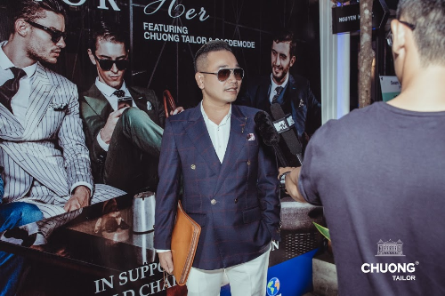 Cũng trong buổi ra mắt, doanh nhân Chương Tailor đã tổ chức đấu giá và quyên góp để ủng hộ quỹ từ thiện giúp đỡ đồng bào miền Trung. Ông quan niệm, thời trang là một giá trị của cuộc sống và giá trị ấy phải được thể hiện bằng những hành động thực tế.