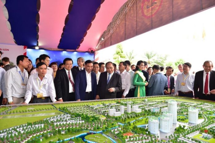 Ông Trần Văn Mười – Chủ tịch Tập đoàn quốc tế Năm Sao giới thiệu với Thủ tướng về dự án Thành phố sinh thái Năm Sao