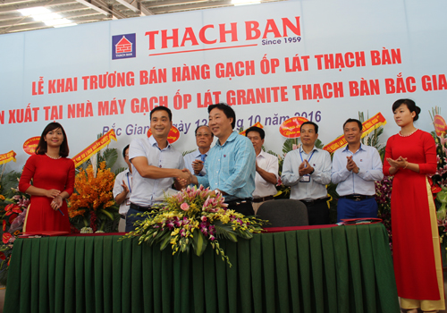 Đại diện CTCP Thạch Bàn ký hợp đồng bán hàng với nhà phân phối