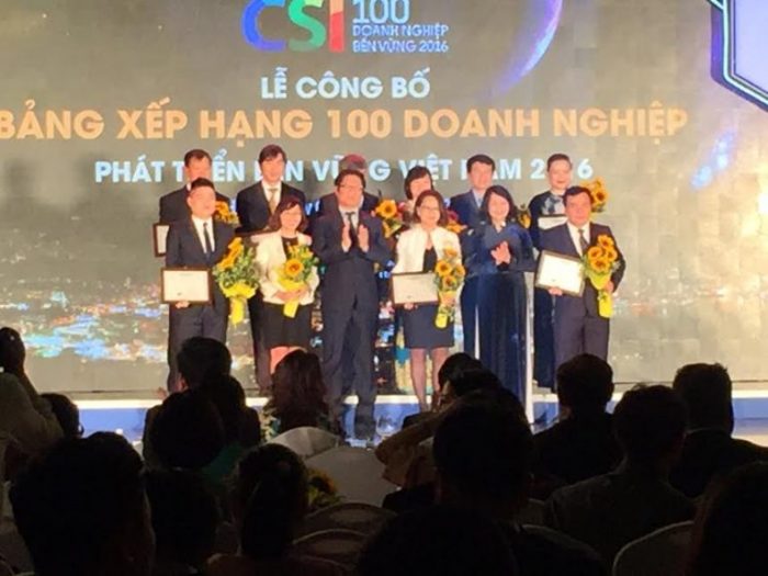 Phó Chủ tịch nước Đặng Thị Ngọc Thịnh và TS Vũ Tiến Lộc trao chứng nhận xếp hạng cho 10 doanh nghiệp dịch vụ đạt giải