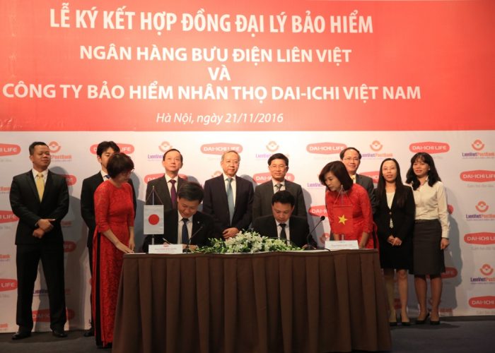 Ông Phạm Doãn Sơn – Thành viên HĐQT kiêm Tổng Giám đốc LienVietPostBank (bên phải), Ông Trần Đình Quân – Tổng Giám đốc Dai-ichi Life Việt Nam (bên trái) tham gia ký kết.