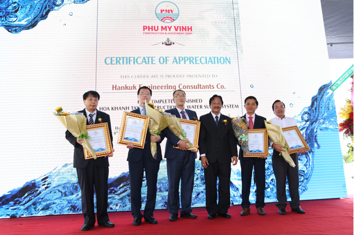 Ông Nguyễn Vũ Hiển trao bằng khen cho tập thể và cá nhân góp phần hoàn thành dự án nhà máy nước Hòa Khánh Tây giai đoạn 1