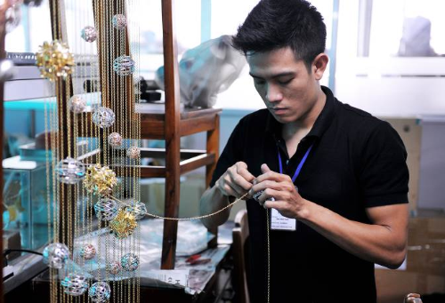 Các tuyệt tác trong bộ sưu tập sẽ ra mắt trên sàn diễn VIFW Hà Nội từ ngày 1/11 đến 6/11 tại Trung tâm Hội nghị quốc gia. PNJ cũng thiết kế những phiên bản trang sức đặc biệt, mang tính ứng dụng rộng rãi để người hâm mộ thời trang có cơ hội trải nghiệm những xu hướng nữ trang độc đáo từ sàn diễn.