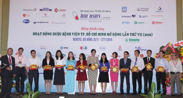 PGS.TS Trương Văn Tuấn – Chủ tịch hội dược sĩ bệnh viện TP.HCM trao kỷ niệm chương cho những đơn vị đã đóng góp tích cực vào sự phát triển của Hội.