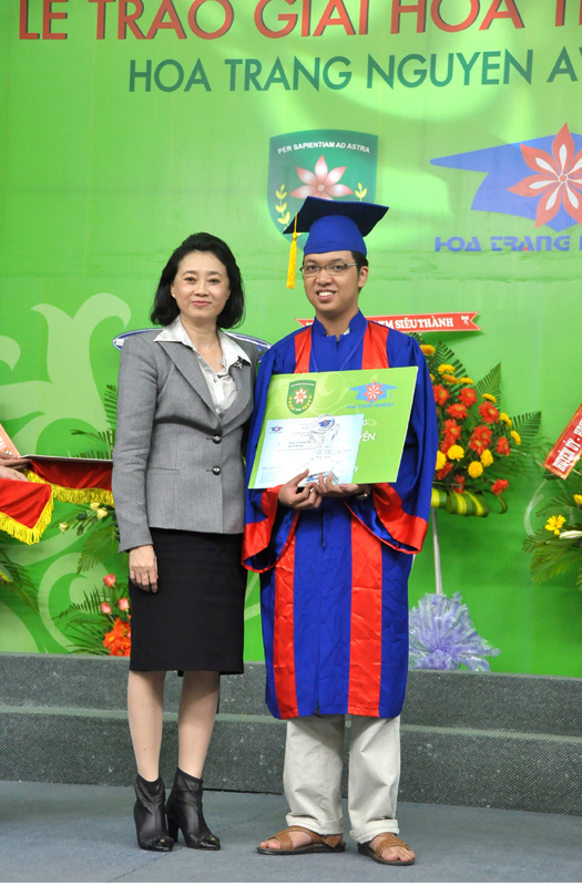 Bà Đặng Thị Hoàng Yến và một học sinh đạt giải thưởng Hoa trạng nguyên năm 2011