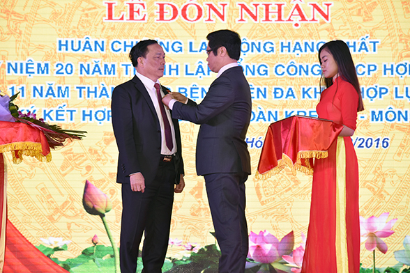 Chủ tịch VCCI Vũ Tiến Lộc trao tặng kỷ niệm chương Vì sự phát triển doanh nghiệp cho ông Nguyễn Văn Đệ