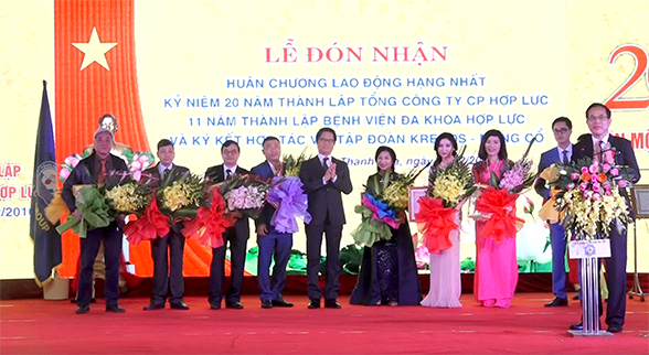 Chủ tịch VCCI Vũ Tiến Lộc trao tặng bằng khen cho các cá nhân, tập thể Công ty cổ phần Hợp Lực.