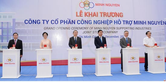 Bí thư Thành ủy TPHCM Đinh La Thăng cùng các đại biểu bấm nút khai trương Công ty Cổ phần Công nghiệp hỗ trợ Minh Nguyên.