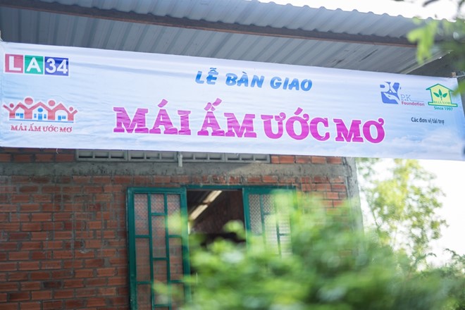 Căn nhà lá tạm bợ của hộ dân trước khi được trao tặng "mái ấm mơ ước".
