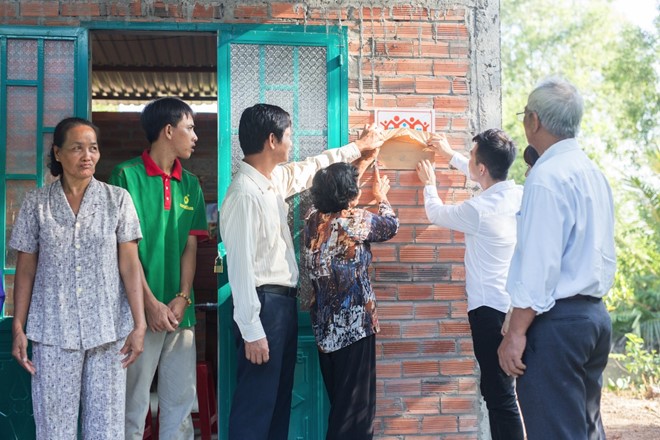 Người dân Long An nhận mái ấm mơ ước.