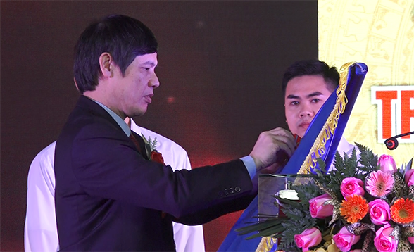 Ông Nguyễn Đình Xứng – Chủ tịch UBND tỉnh Thanh Hóa thừa ủy quyền của Chủ tịch nước trao tặng Huân chương Lao động Hạng Nhất cho Tổng Công ty Cổ phần Hợp Lực.