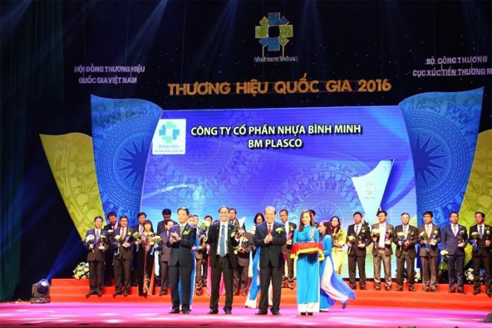 Ông Nguyễn Hoàng Ngân – Tổng giám đốc Công ty Cổ phần Nhựa Bình Minh nhận biểu trưng và đại diện các Doanh nghiệp phát biểu tại buổi lễ.