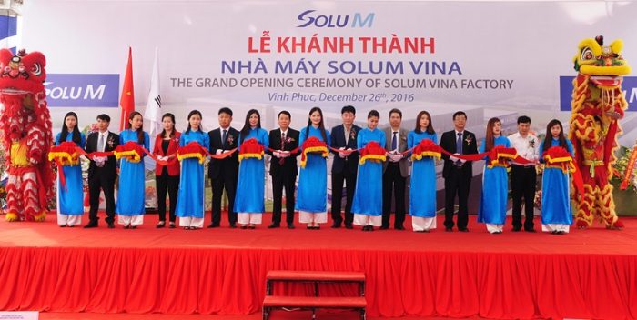 Đại diện Tập đoàn Solum (Hàn Quốc), Công ty TNHH Solum Vina và lãnh đạo các sở, ban, ngành cắt băng khánh thành Nhà máy Solum Vina (KCN Bá Thiện II). Ảnh Chu Kiều