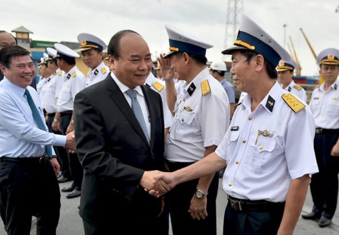 Thủ tướng Nguyễn Xuân Phúc thăm hỏi cán bộ nhân viên Tổng Công ty Tân cảng Sài Gòn.