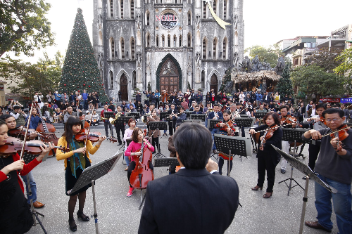 Giao hưởng flashmob diễn ra tại nhà thờ Lớn Hà Nội ngày 28/12/2016.