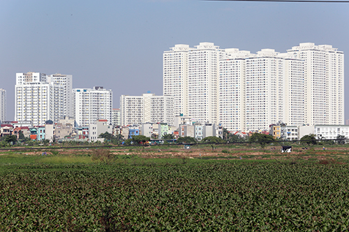 Một dự án nhà giá rẻ tại Linh Đàm được xây dựng với mật độ dày đặc khiến số lượng dân số khu vực này gia tăng chóng mặt. Ảnh: Ngọc Thành