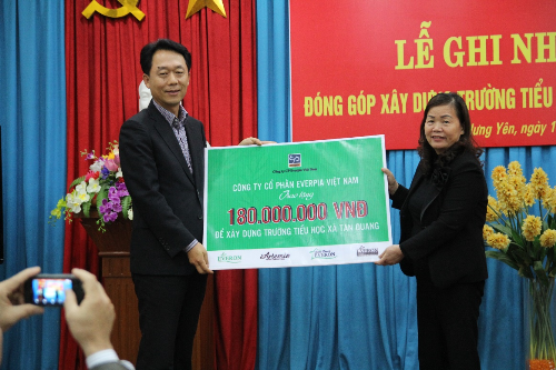 Tổng giám đốc Công ty cổ phần Everpia - ngài Lee Jae Eun trao học bổng cho học sinh nghèo.