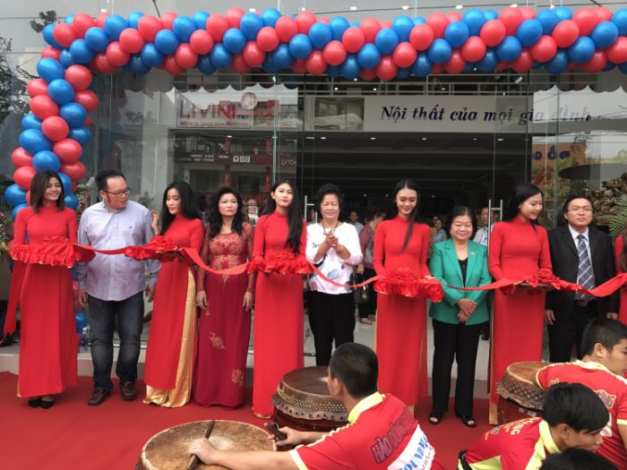 Bà Trương Mỹ Hoa (áo xanh), nguyên Phó Chủ tịch nước và bà Lê Thị Vân (áo trắng), nguyên Phó Chủ tịch UBND TP.HCM, Chủ tịch Chi hội từ thiện Thiện Nhân cùng đại diện Thanh Dũng Furniture cắt băng khai trương Trung tâm nội thất Livini Italy.